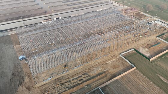 Структура крыши склада с использованием готовых стальных элементов для достижения более быстрой сборки и строительства в логистических объектах